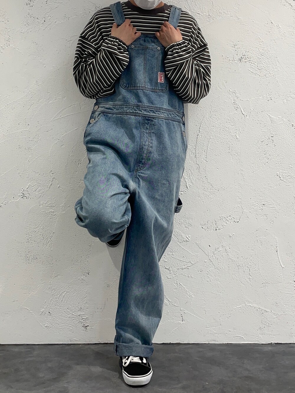 ブルー系のサロペット/オーバーオール、グレー系のTシャツ/カットソー、ホワイト系のハットを着用したメンズの冬コーディネートの2枚目の写真