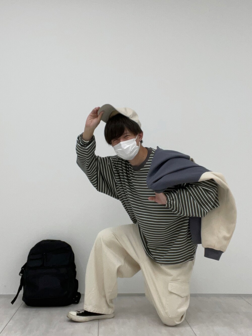 ブルー系のスタジャン、ホワイト系のその他パンツを着用したメンズの冬コーディネートの2枚目の写真