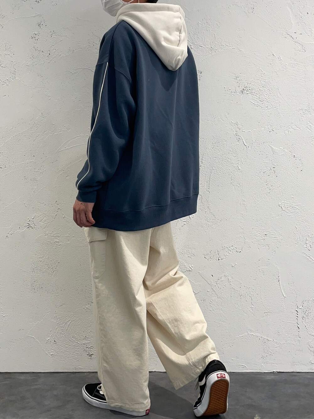 ブルー系のパーカー、ホワイト系のその他パンツを着用したメンズの冬コーディネートの2枚目の写真