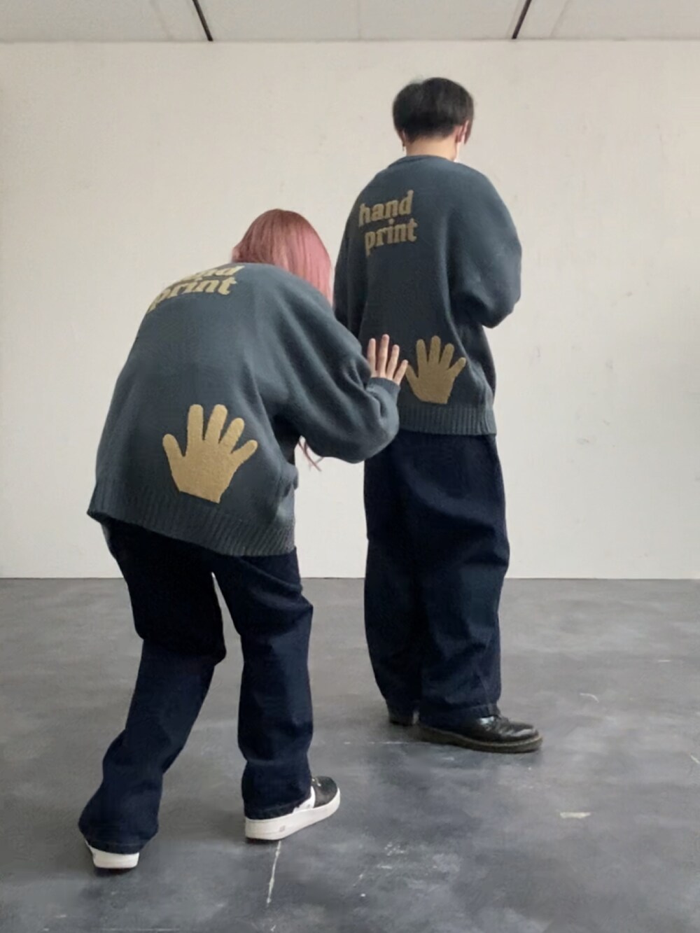 ブルー系のその他パンツ、ブルー系のニット/セーター、ブルー系のデニムパンツを着用したメンズの冬コーディネートの2枚目の写真