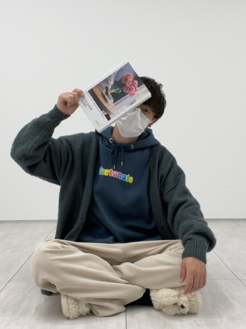 ブルー系のパーカー、ブルー系のカーディガン/ボレロ、ホワイト系のその他パンツを着用したメンズの冬コーディネートの2枚目の写真