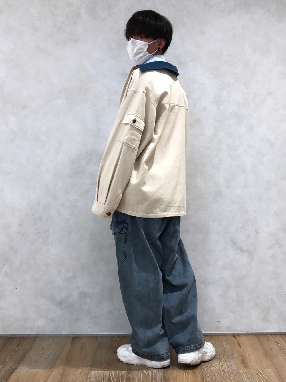 ブルー系のその他パンツ、ブルー系のシャツ/ブラウス、ホワイト系のカバーオールを着用したメンズの冬コーディネートの3枚目の写真