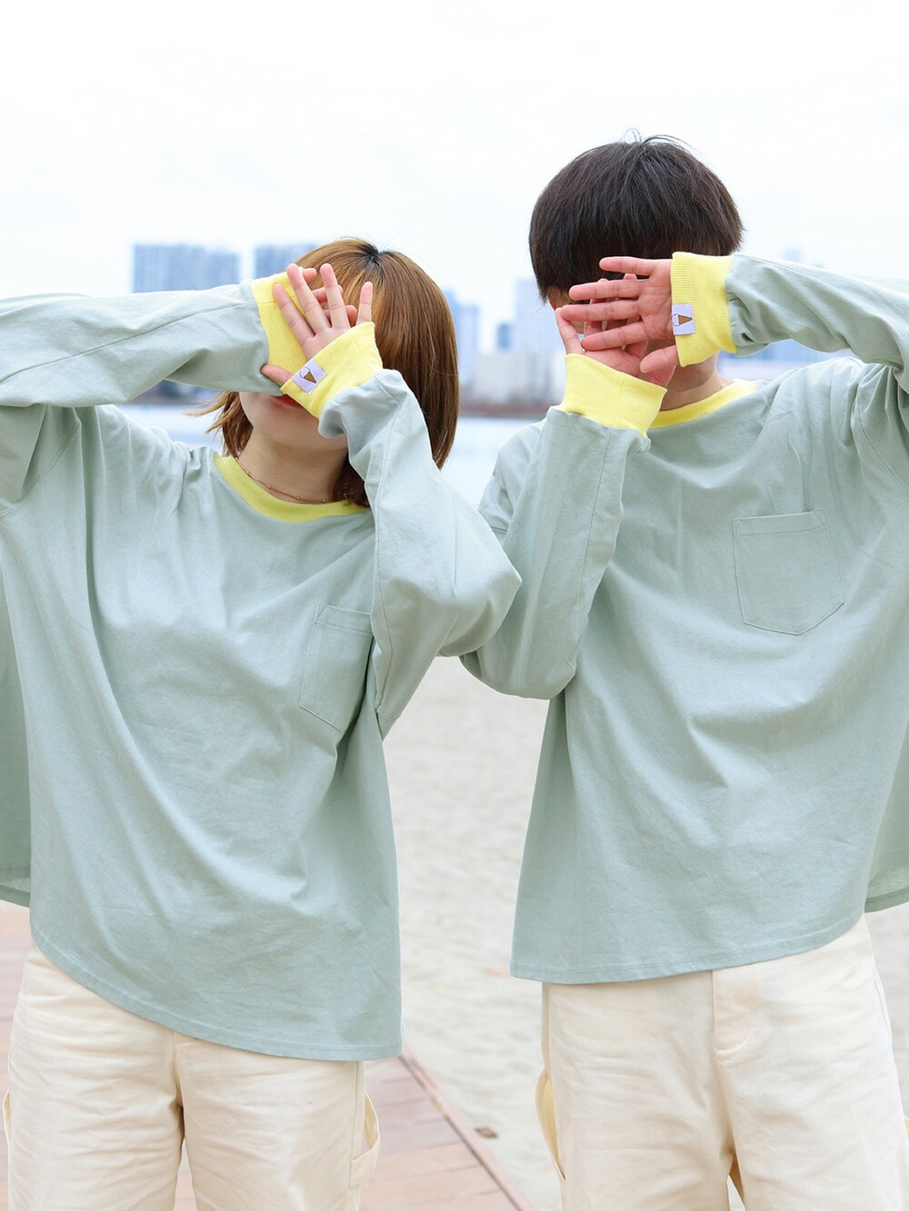 グリーン系のTシャツ/カットソー、ホワイト系のカーゴパンツを着用したメンズの冬コーディネートの2枚目の写真