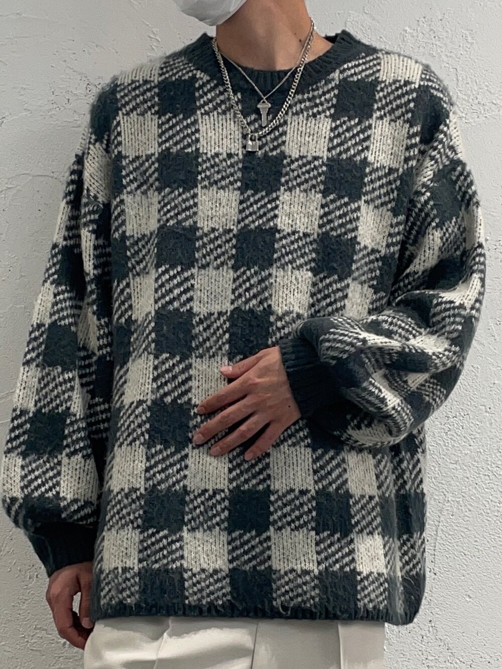 ホワイト系のその他パンツ、ブルー系のニット/セーター、ブラック系のショルダーバッグを着用したメンズの冬コーディネートの2枚目の写真