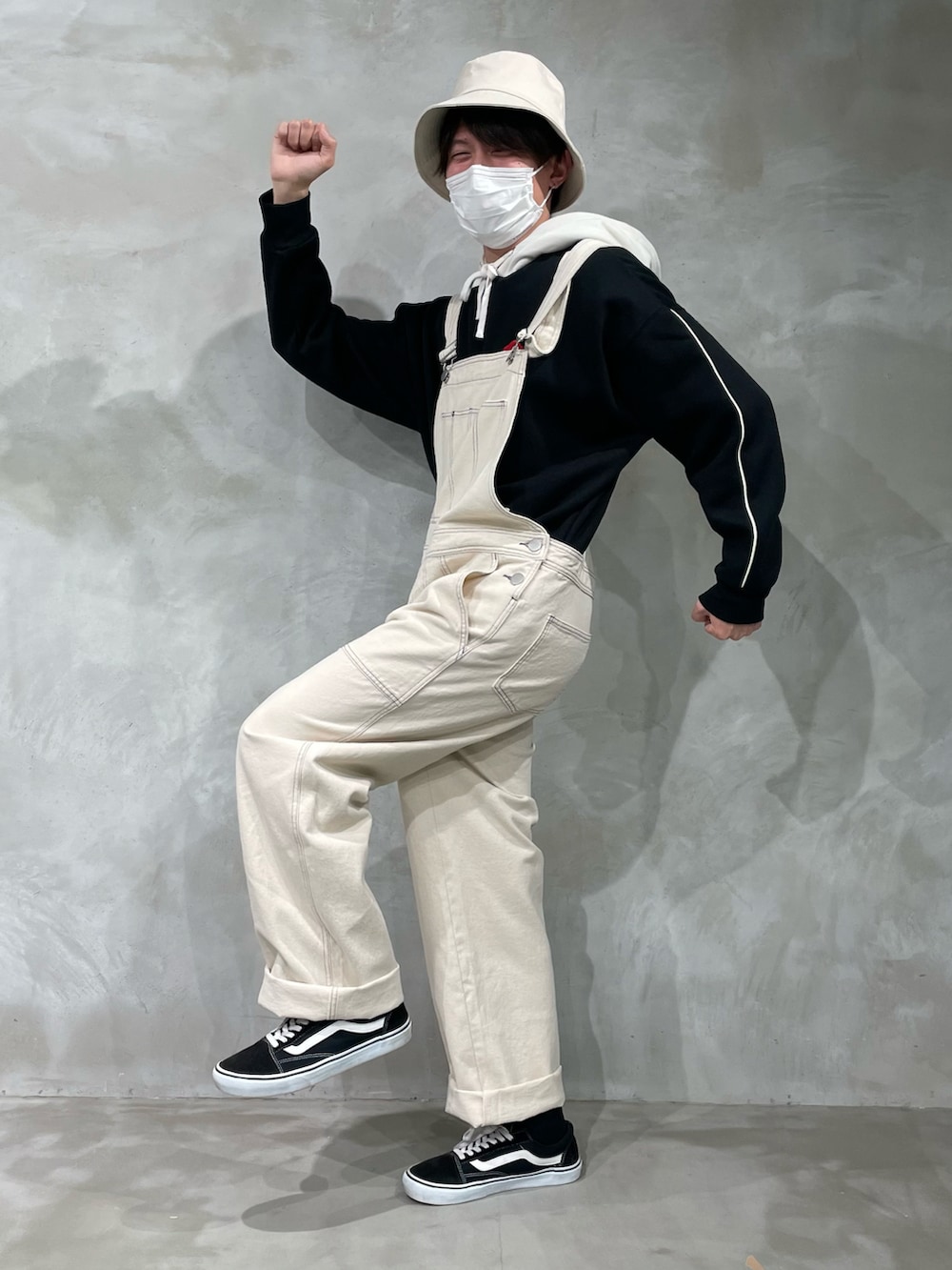 ホワイト系のサロペット/オーバーオール、ブラック系のパーカー、ホワイト系のハットを着用したメンズの冬コーディネートの2枚目の写真