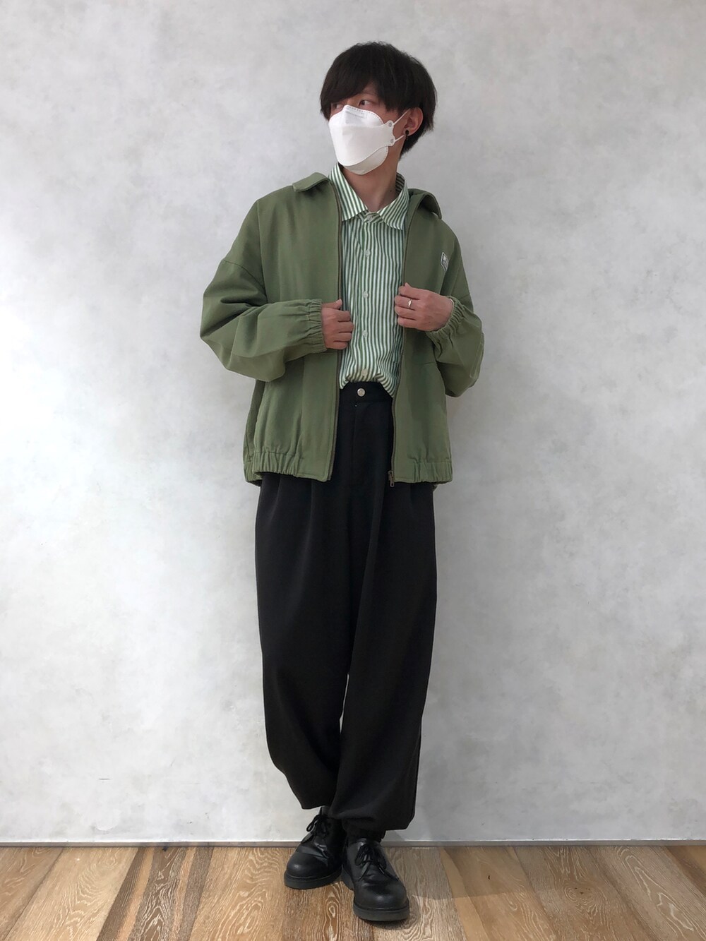 グリーン系のシャツ/ブラウス、グリーン系のブルゾンを着用したメンズの春コーディネートの2枚目の写真