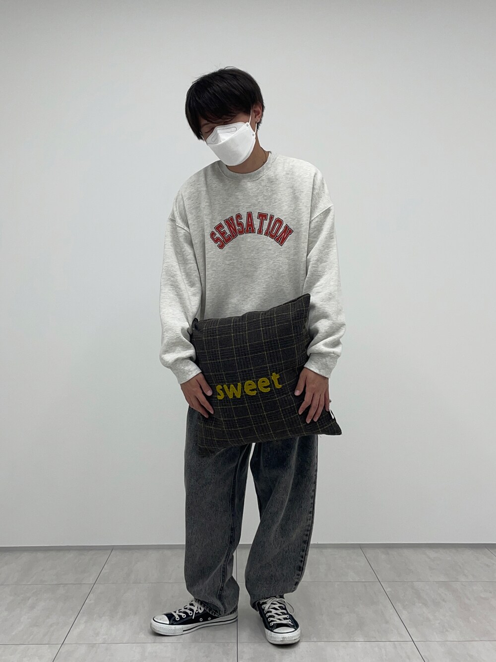 ブラック系のデニムパンツ、ベージュ系のスウェット、ブルー系のカーディガン/ボレロを着用したメンズの冬コーディネートの2枚目の写真