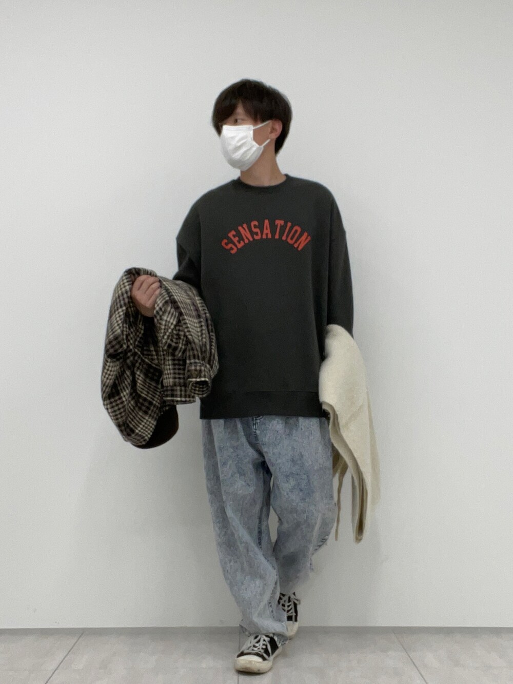 ブルー系のデニムパンツ、ブラウン系のブルゾン、ホワイト系のマフラーを着用したメンズの冬コーディネートの3枚目の写真