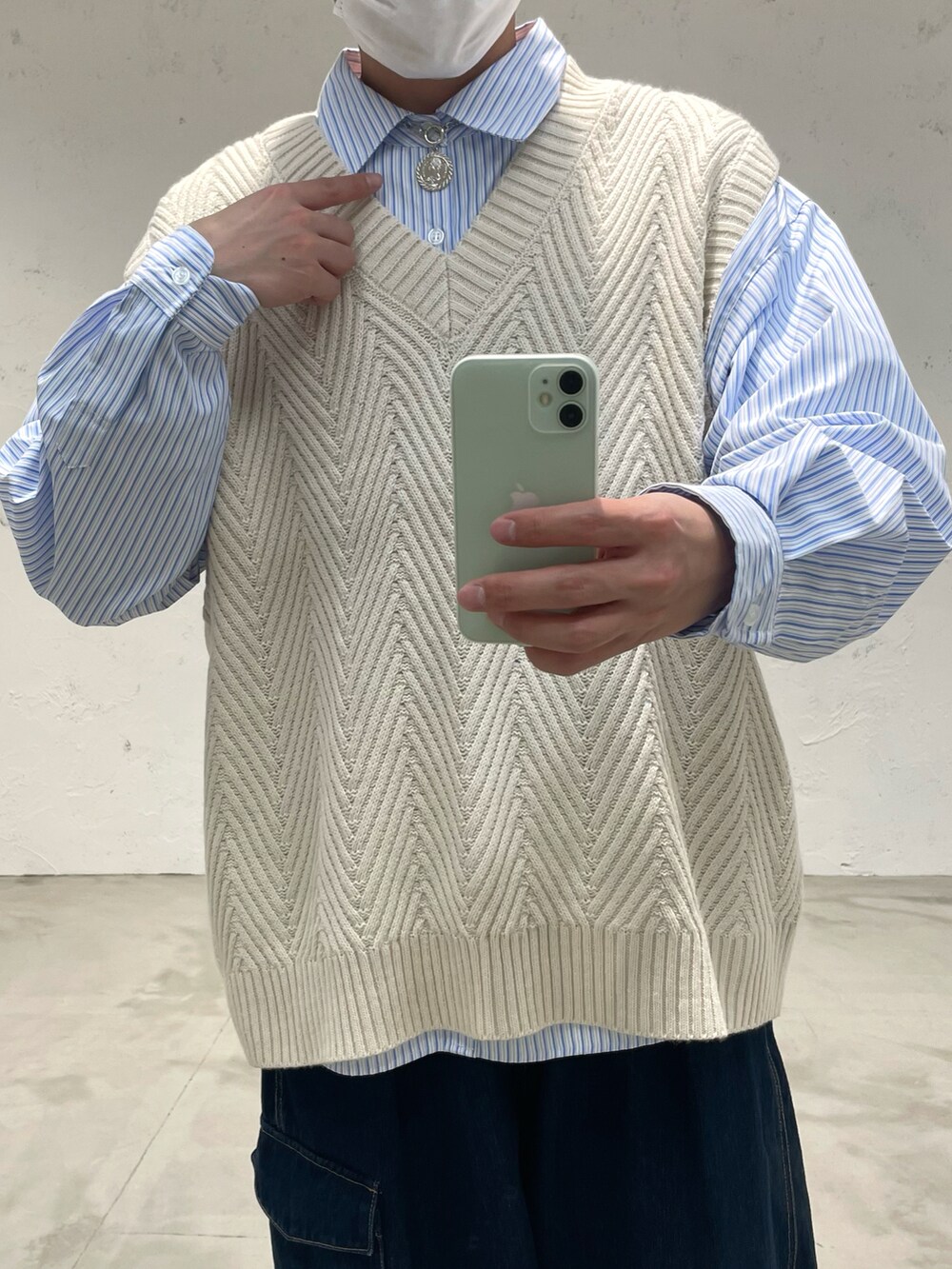 ブルー系のその他パンツ、ホワイト系のベスト、ブルー系のシャツ/ブラウスを着用したメンズの冬コーディネートの2枚目の写真