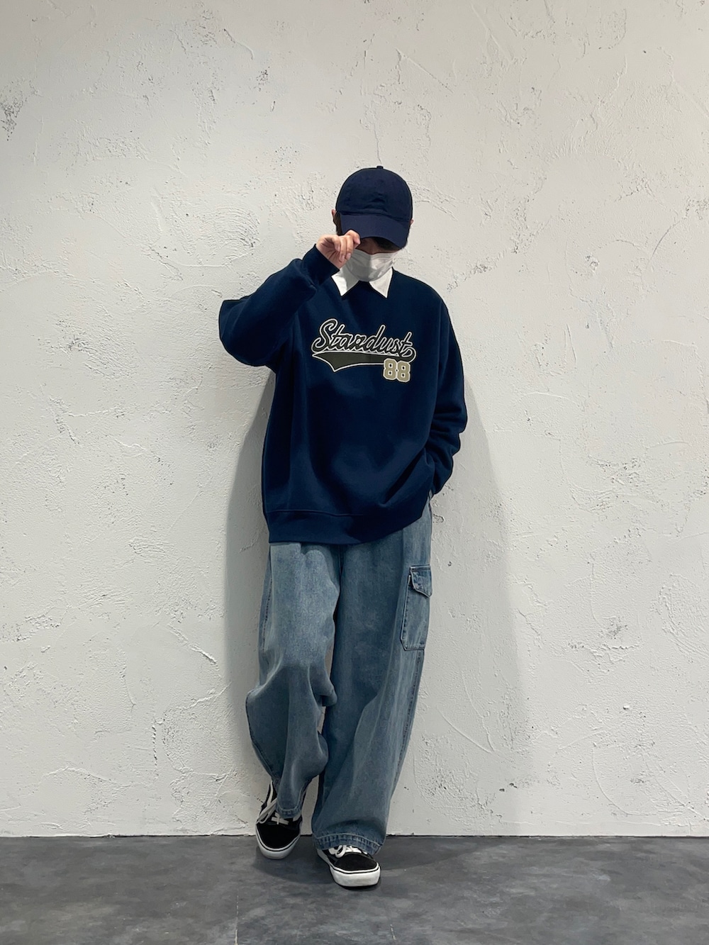 ブルー系のその他パンツ、ブルー系のスウェット、ホワイト系のシャツ/ブラウスを着用したメンズの冬コーディネートの2枚目の写真