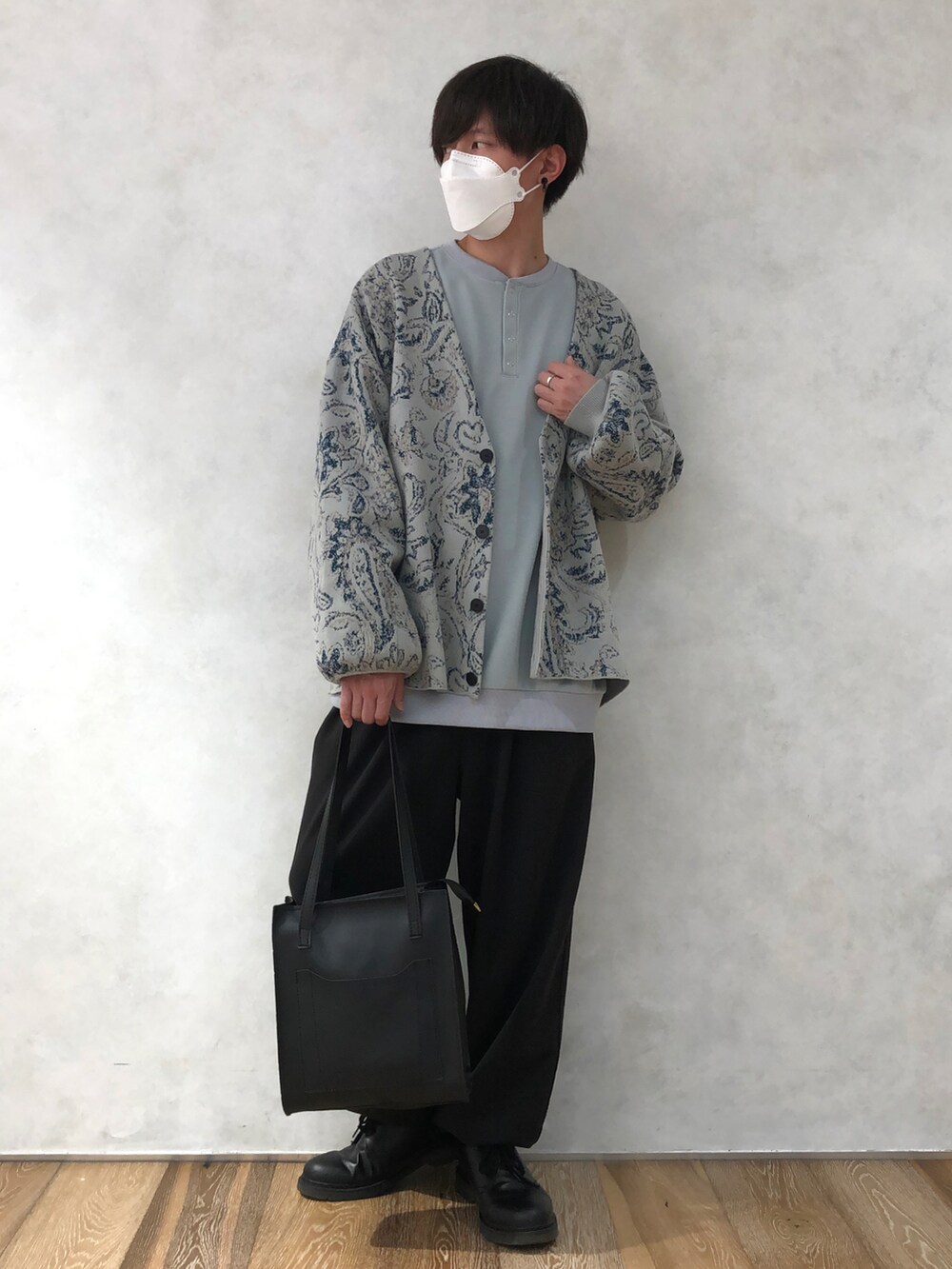 ブラック系のトートバッグ、ブルー系のスウェットを着用したメンズの春コーディネートの2枚目の写真