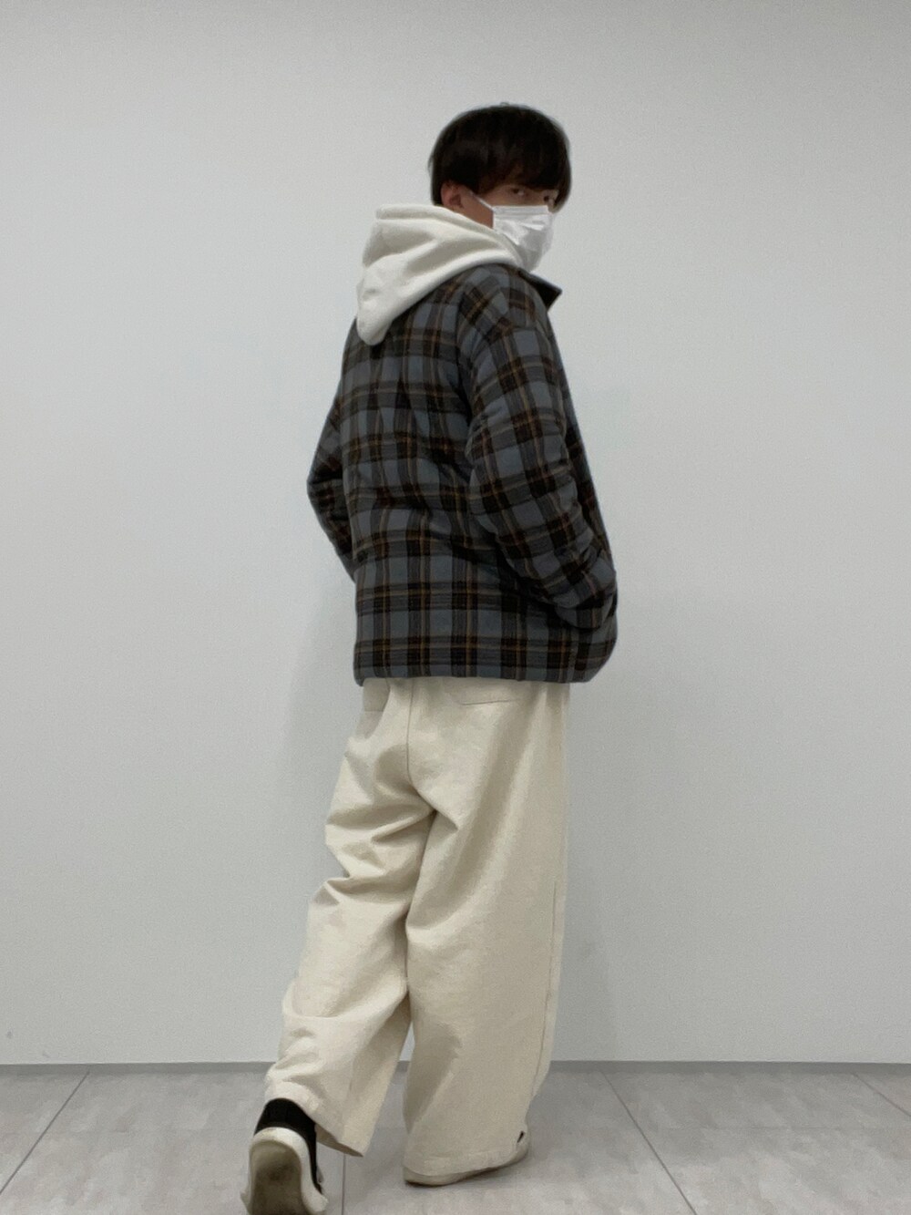 ホワイト系のその他パンツ、ホワイト系のパーカーを着用したメンズの冬コーディネートの2枚目の写真