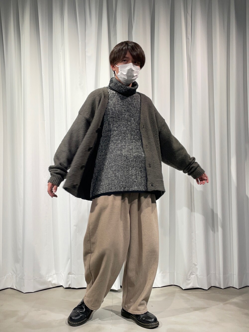 ブラック系のニット/セーターを着用したメンズの冬コーディネートの2枚目の写真