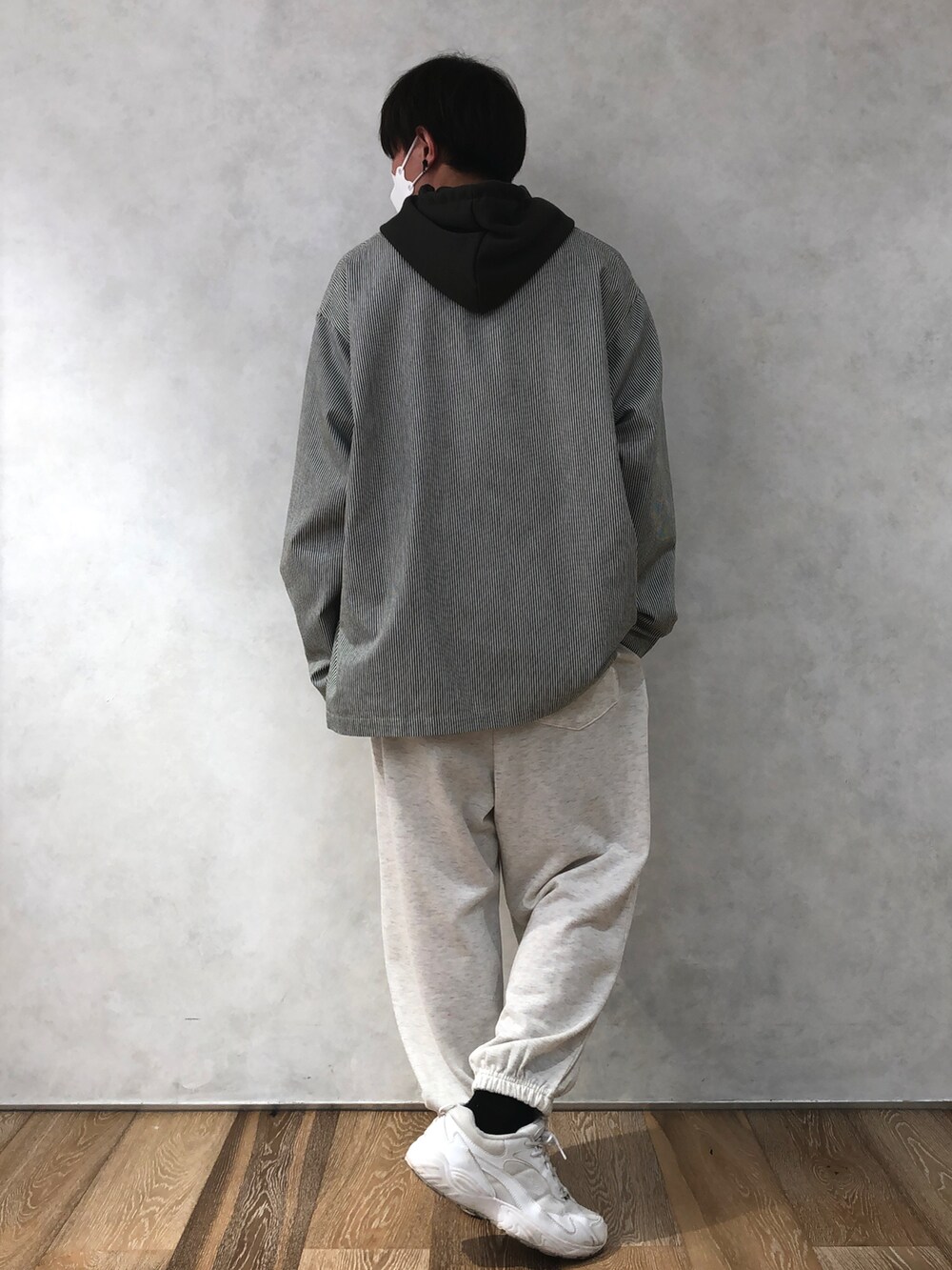 グレー系のその他パンツ、ブルー系のジャケット/アウター、ブラック系のパーカーを着用したメンズの春コーディネートの2枚目の写真