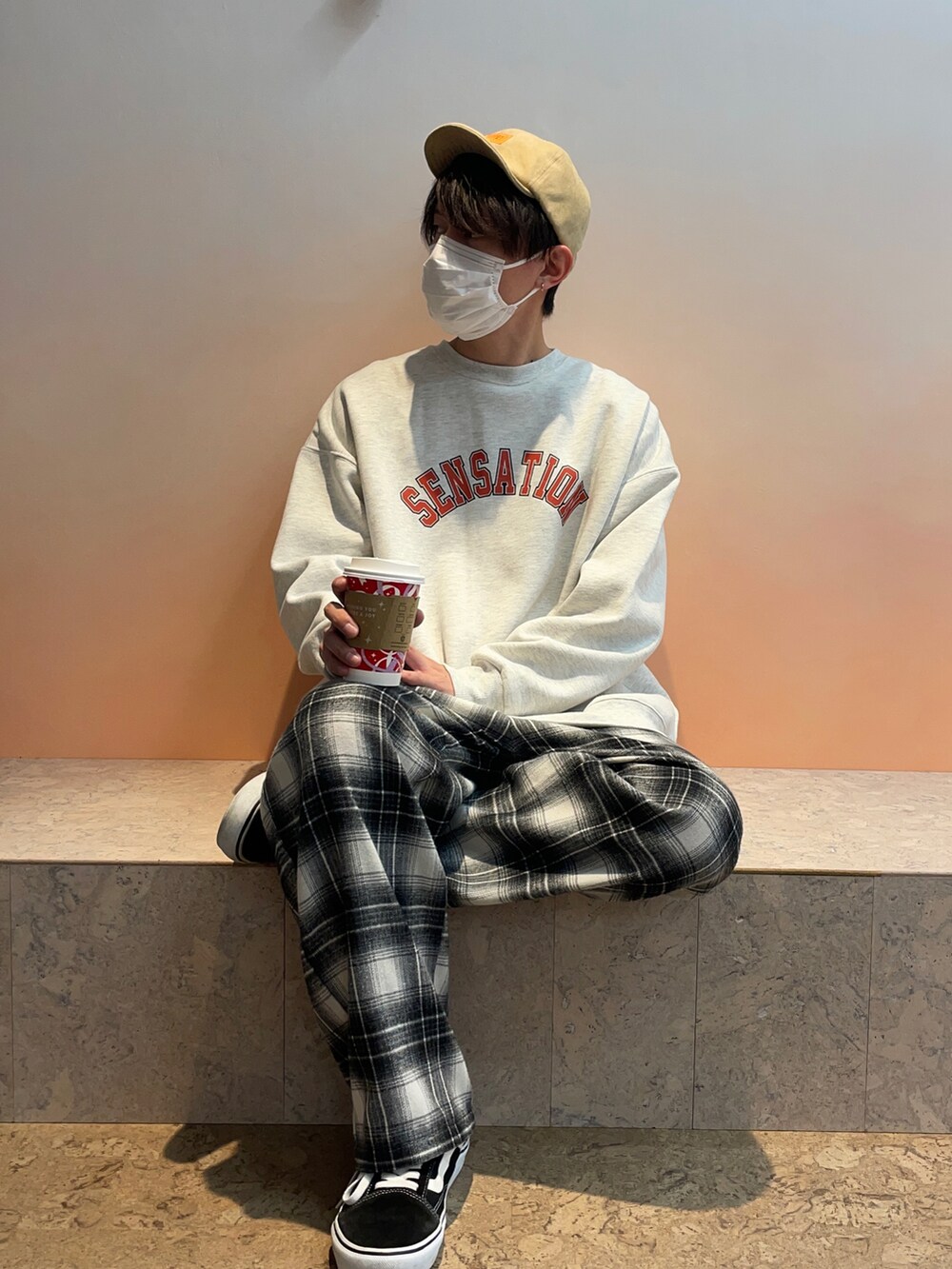 ベージュ系のスウェット、ブラック系のその他パンツを着用したメンズの冬コーディネートの2枚目の写真