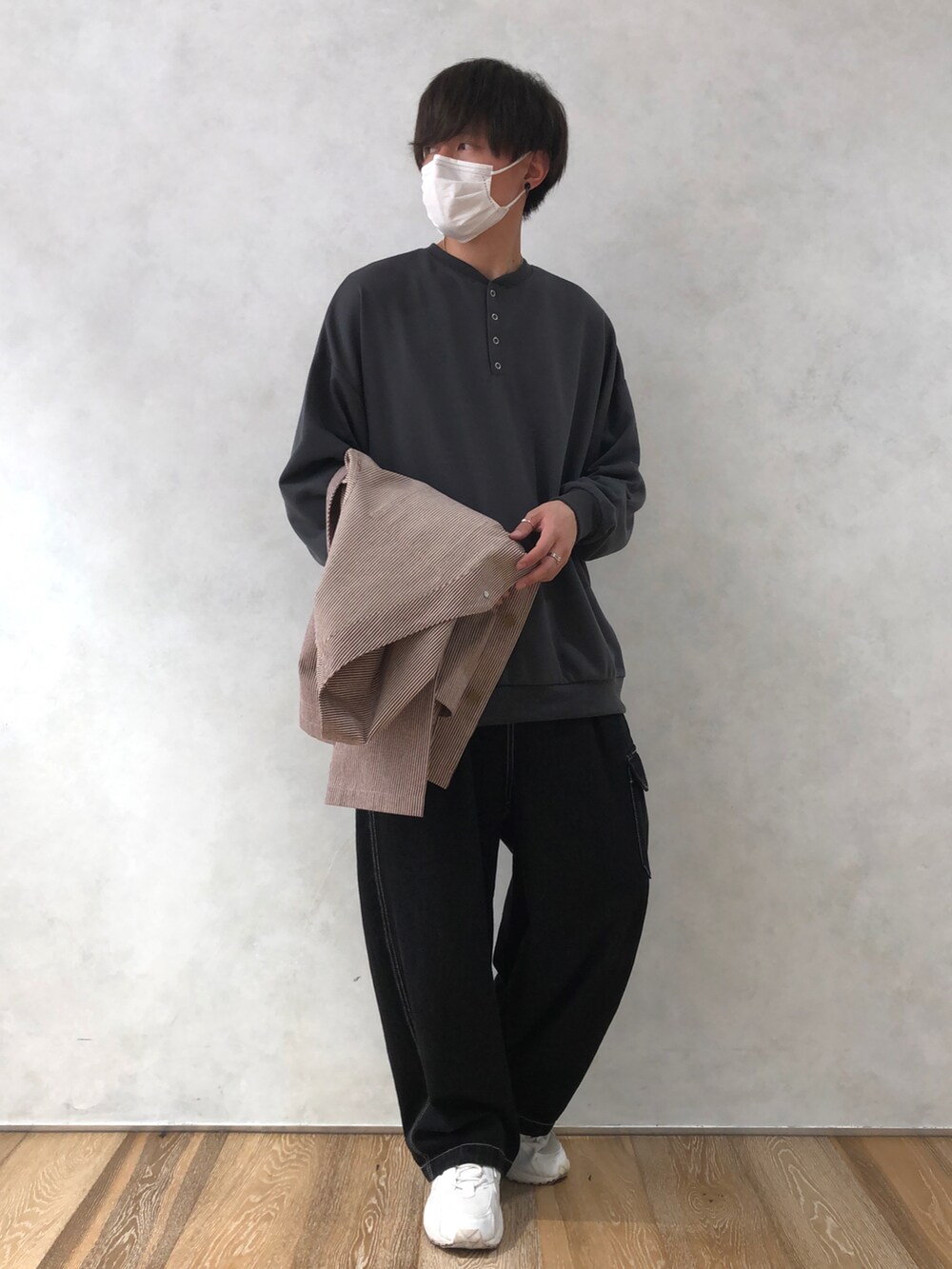 ブラック系のその他パンツ、ブラック系のスウェット、レッド系のノーカラージャケットを着用したメンズの春コーディネートの2枚目の写真