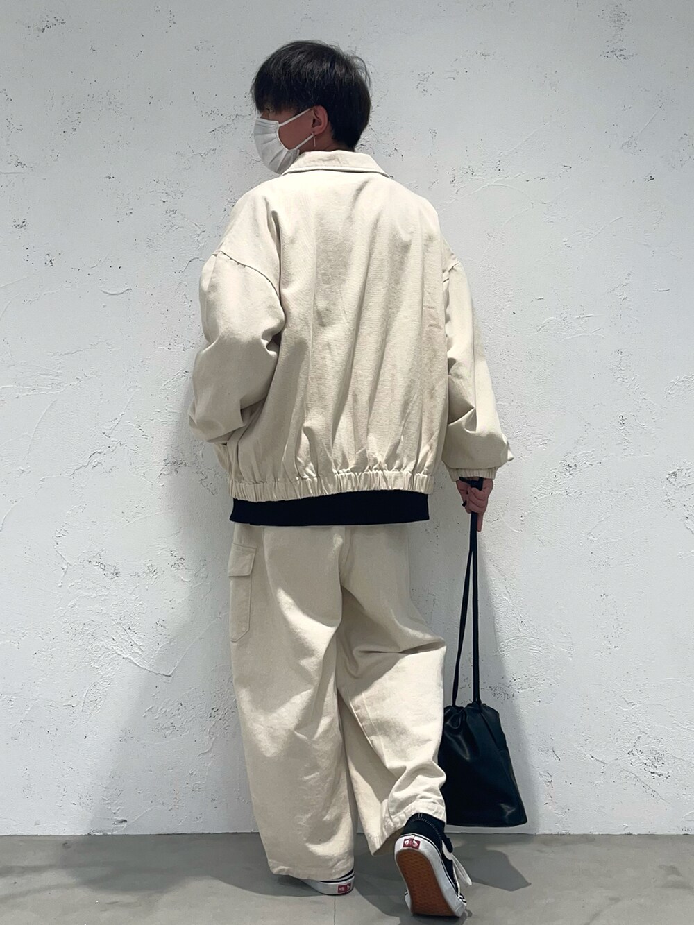 ホワイト系のその他パンツ、ホワイト系のブルゾンを着用したメンズの冬コーディネートの2枚目の写真