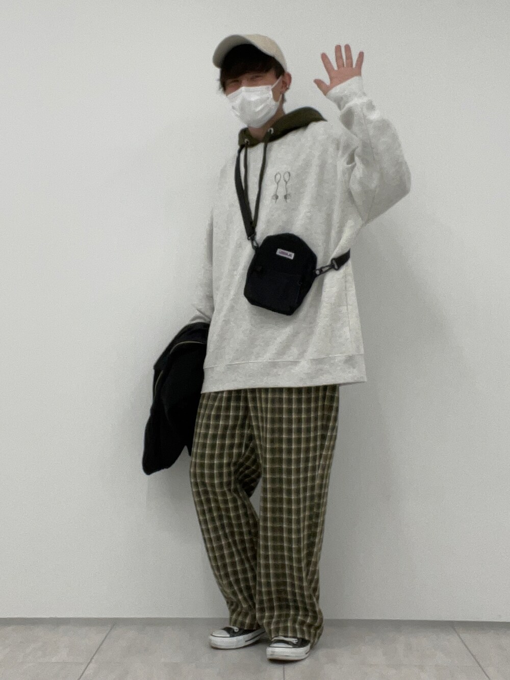 グリーン系のその他パンツ、ベージュ系のパーカー、ブラック系のショルダーバッグを着用したメンズの冬コーディネートの2枚目の写真