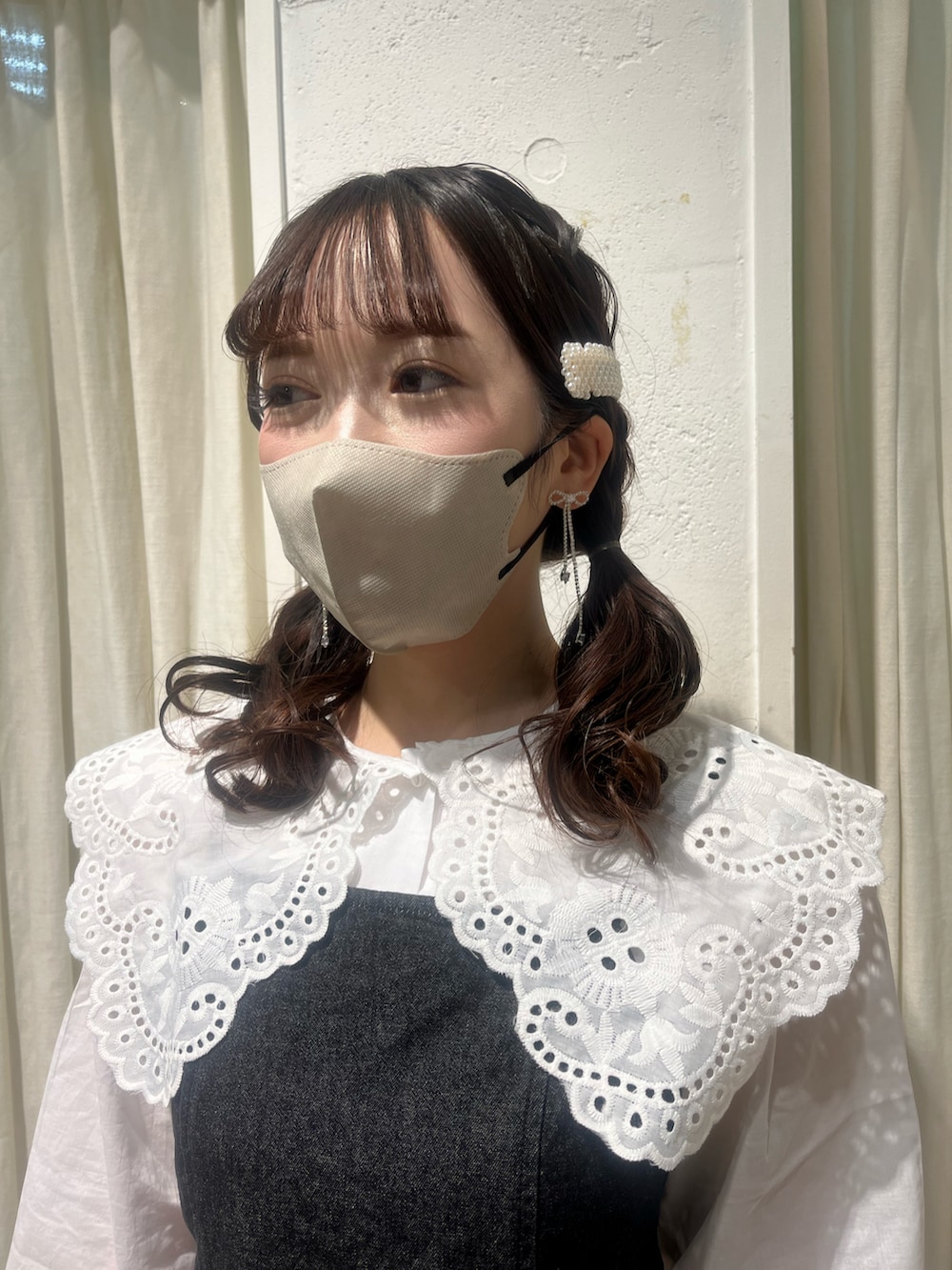 ホワイト系のシャツ/ブラウス、ブラック系のワンピースを着用したレディースの冬コーディネートの3枚目の写真