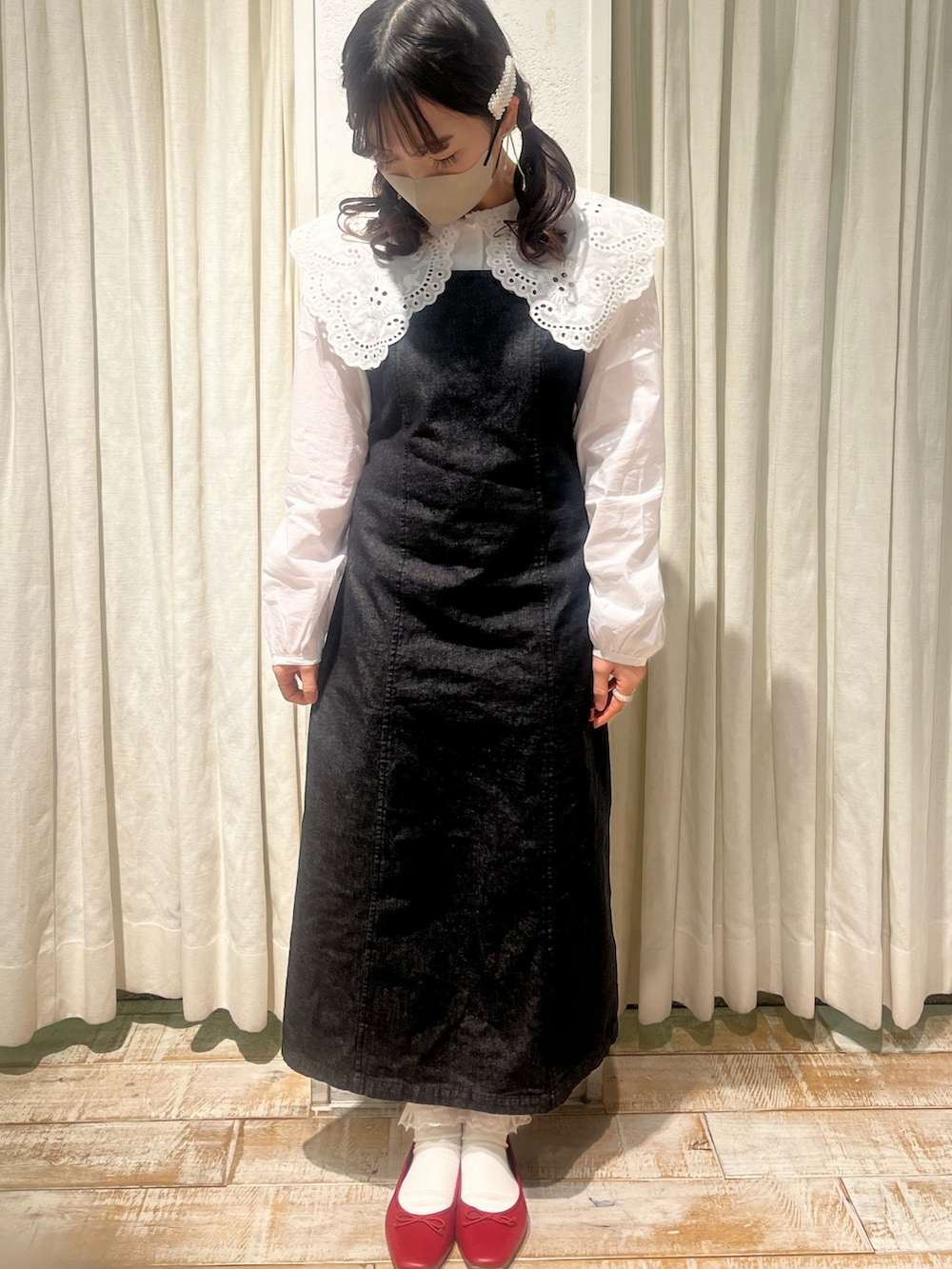 ホワイト系のシャツ/ブラウス、ブラック系のワンピースを着用したレディースの冬コーディネートの2枚目の写真