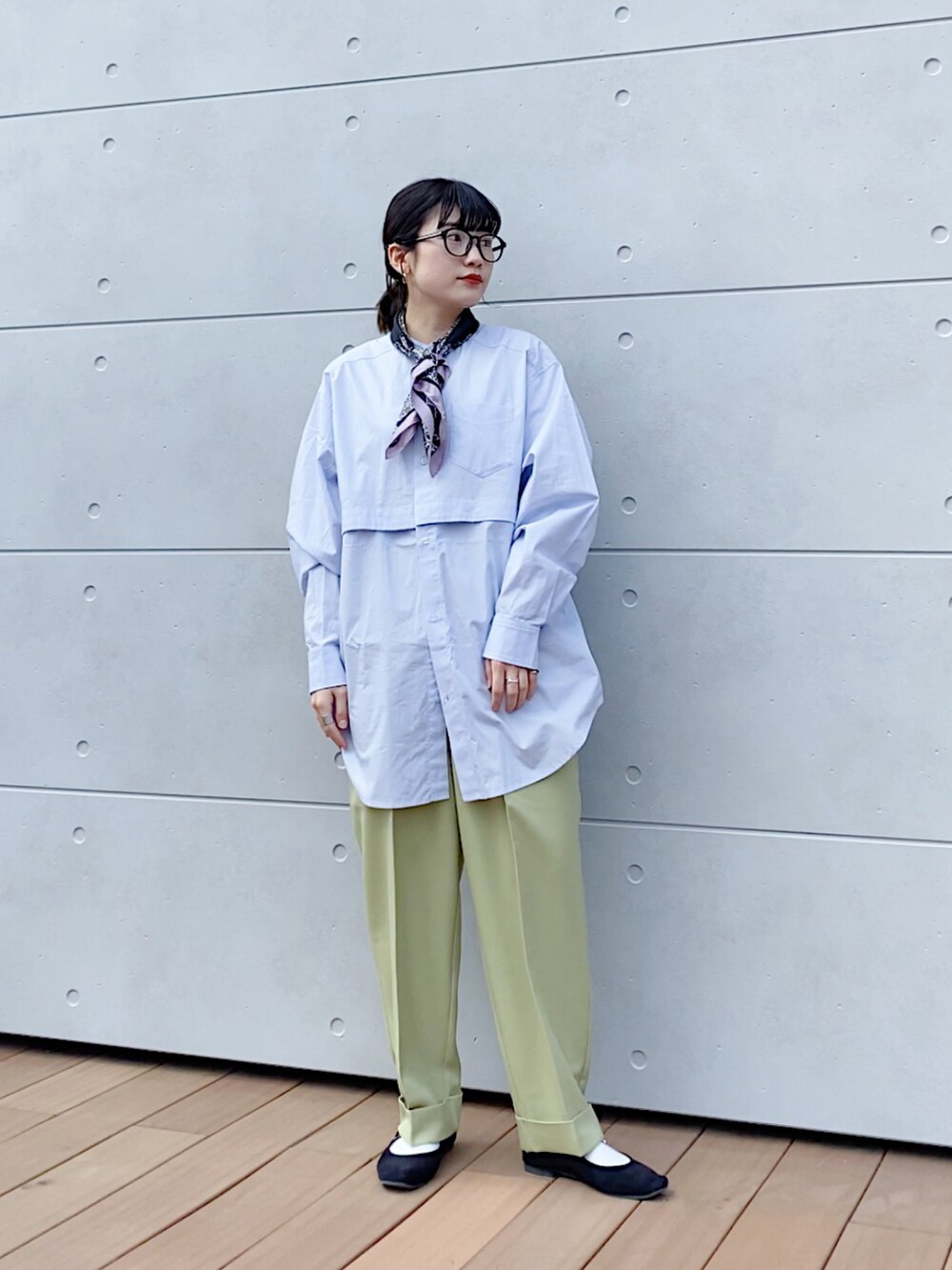 ブルー系のシャツ/ブラウス、グリーン系のその他パンツ、ブラック系のバレエシューズを着用したレディースの冬コーディネートの2枚目の写真