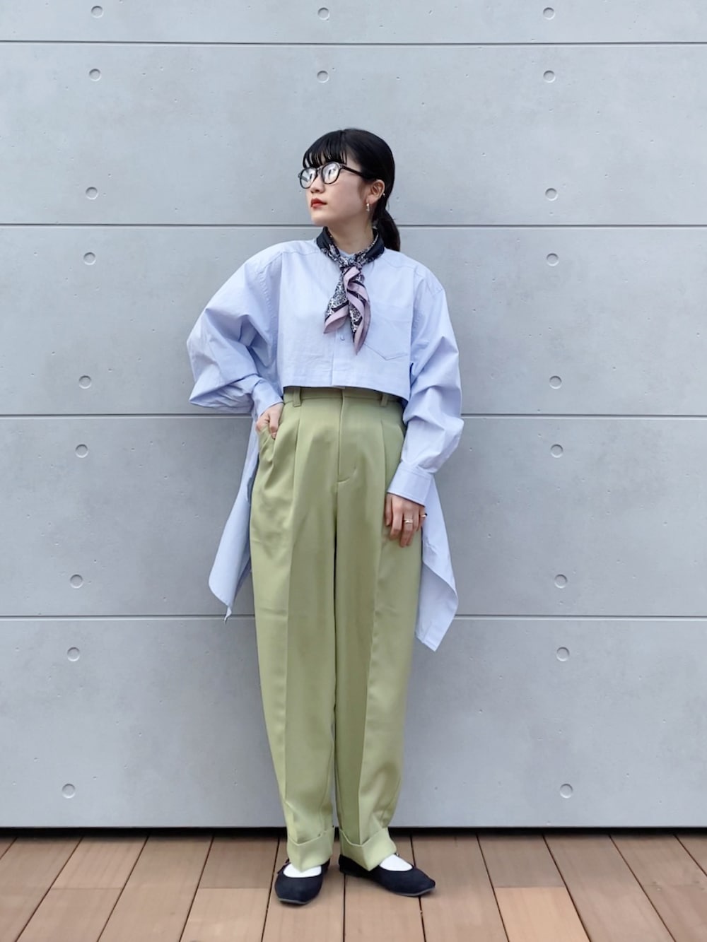 ブルー系のシャツ/ブラウス、グリーン系のその他パンツ、ブラック系のバレエシューズを着用したレディースの冬コーディネートの3枚目の写真