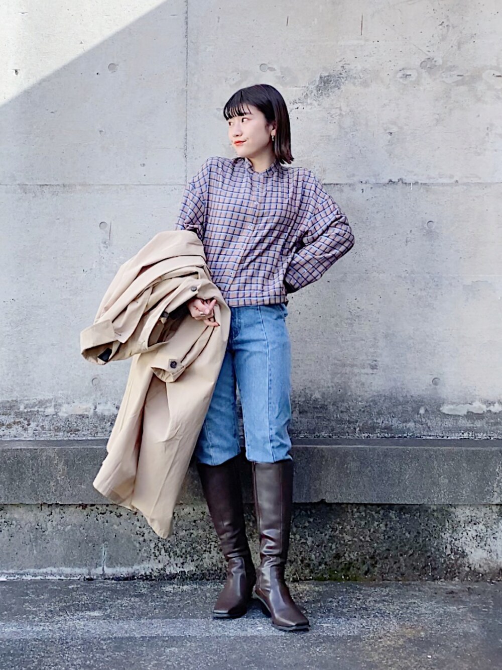 ブラウン系のシャツ/ブラウス、ブルー系のデニムパンツ、ブラウン系のブーツを着用したレディースの冬コーディネートの2枚目の写真