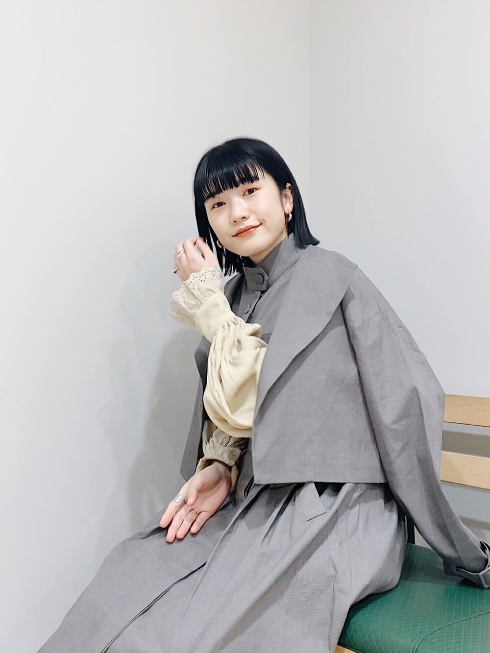 グレー系のその他アウター、ベージュ系のシャツ/ブラウス、ホワイト系のブーツを着用したレディースの冬コーディネートの2枚目の写真