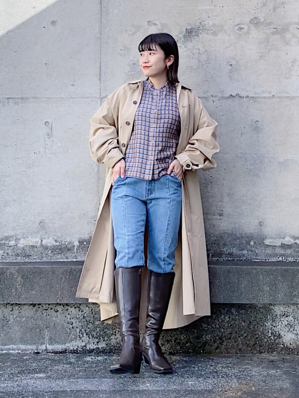 ブラウン系のシャツ/ブラウス、ブルー系のデニムパンツ、ブラウン系のブーツを着用したレディースの冬コーディネートの4枚目の写真