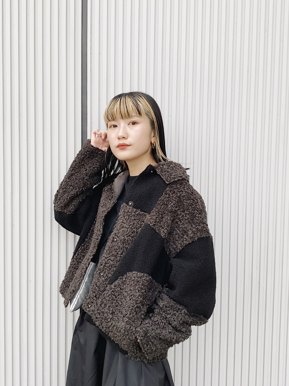 「大人カジュアル、ボアジャケット、アウター、ワンピース、楽チンコーデ、秋冬コーデ、ブーツ、サイドゴアブーツ、KBF、ショートブーツ」｜「KBFのパッチワークMIXボアジャケット（ムートンコート、グレー系）」を使った、AKARIさん（レディース・159cm）の秋コーディネートの2枚目の写真