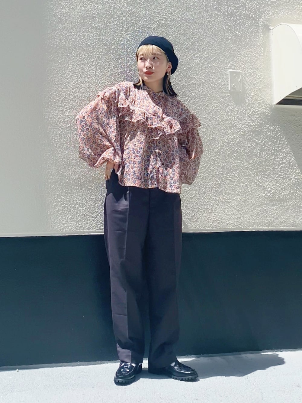 オレンジ系のシャツ/ブラウス、ブラック系のハンチング/ベレー帽を着用したレディースの夏コーディネートの3枚目の写真