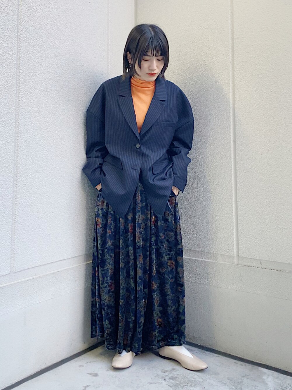 ブルー系のテーラードジャケット、オレンジ系のTシャツ/カットソーを着用したレディースの冬コーディネートの3枚目の写真