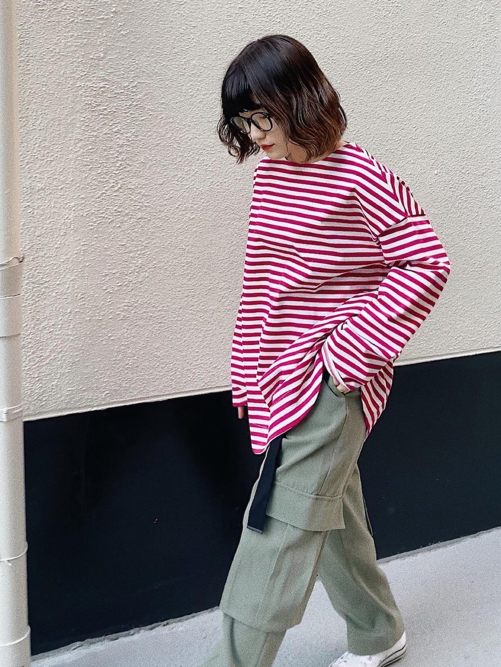 ピンク系のTシャツ/カットソー、グリーン系のその他パンツを着用したレディースの春コーディネートの2枚目の写真