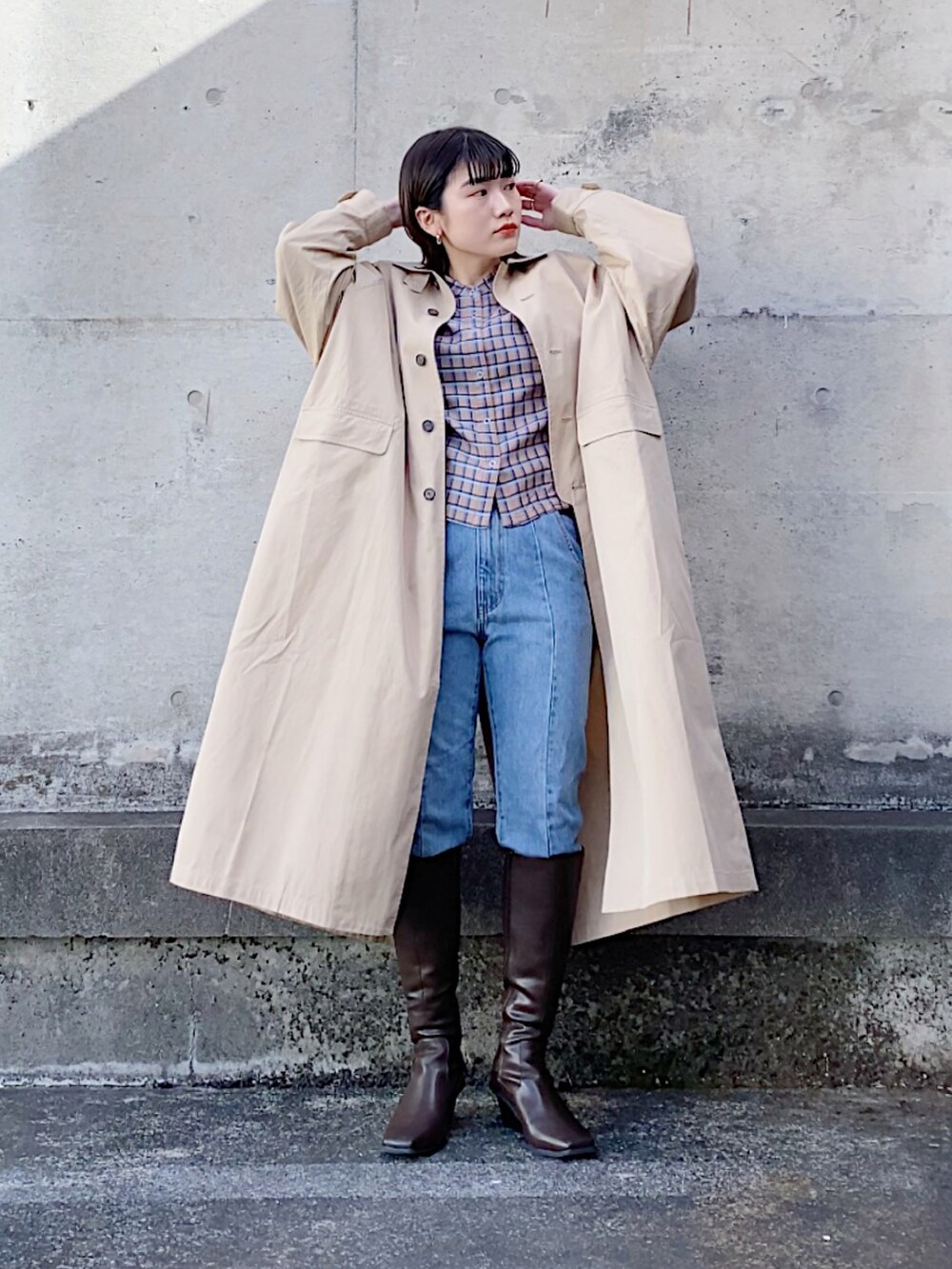 ブラウン系のシャツ/ブラウス、ブルー系のデニムパンツ、ブラウン系のブーツを着用したレディースの冬コーディネートの3枚目の写真