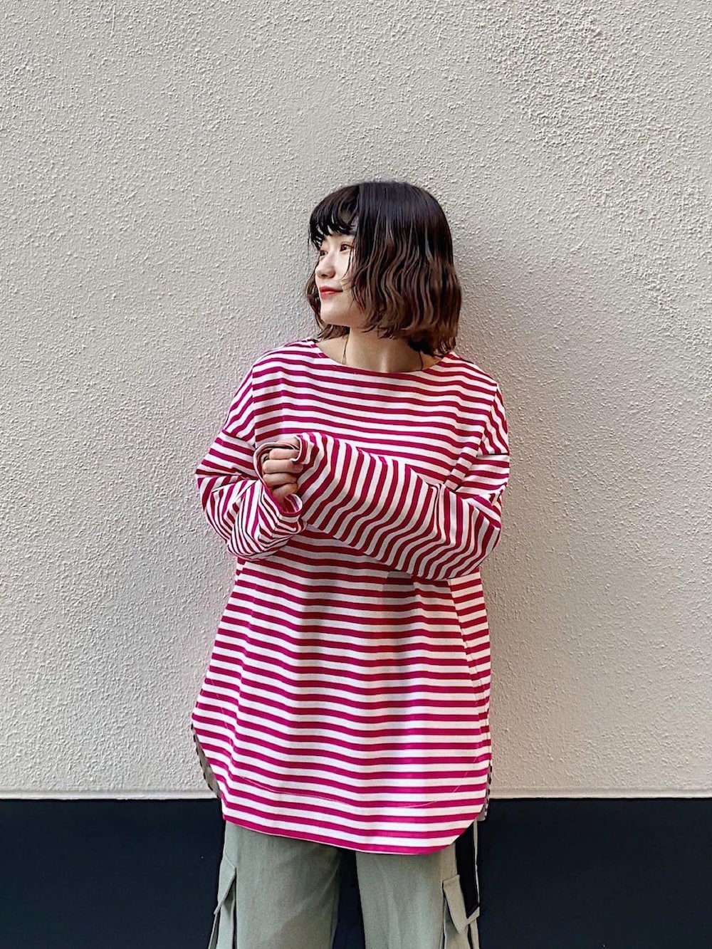 ピンク系のTシャツ/カットソー、グリーン系のその他パンツを着用したレディースの春コーディネートの3枚目の写真