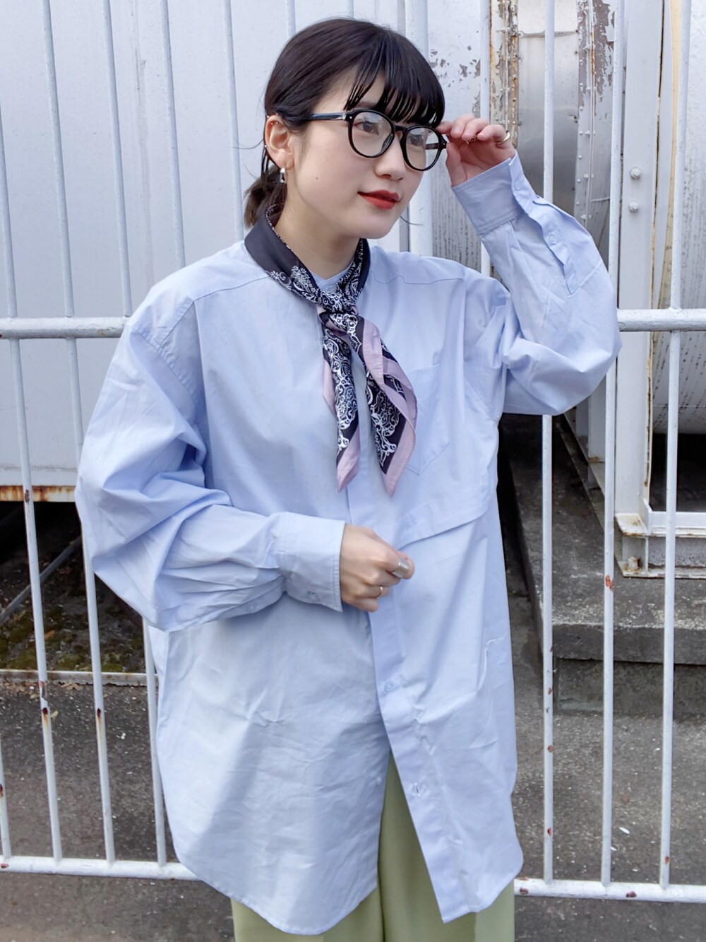 ブルー系のシャツ/ブラウス、グリーン系のその他パンツ、ブラック系のバレエシューズを着用したレディースの冬コーディネートの4枚目の写真