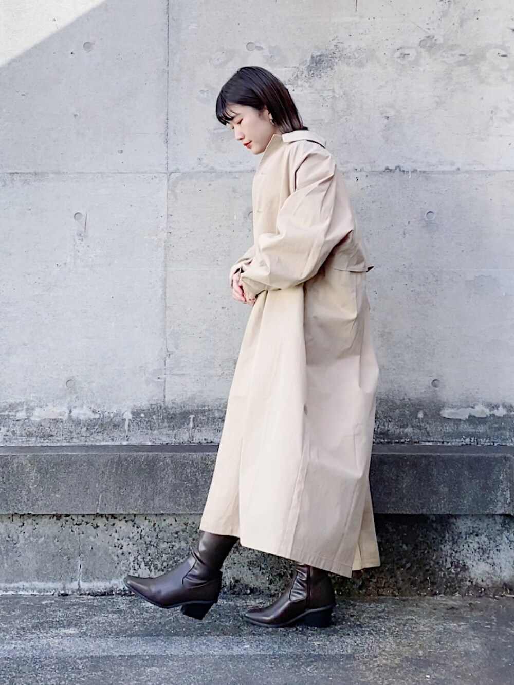 ブラウン系のシャツ/ブラウス、ブルー系のデニムパンツ、ブラウン系のブーツを着用したレディースの冬コーディネートの5枚目の写真