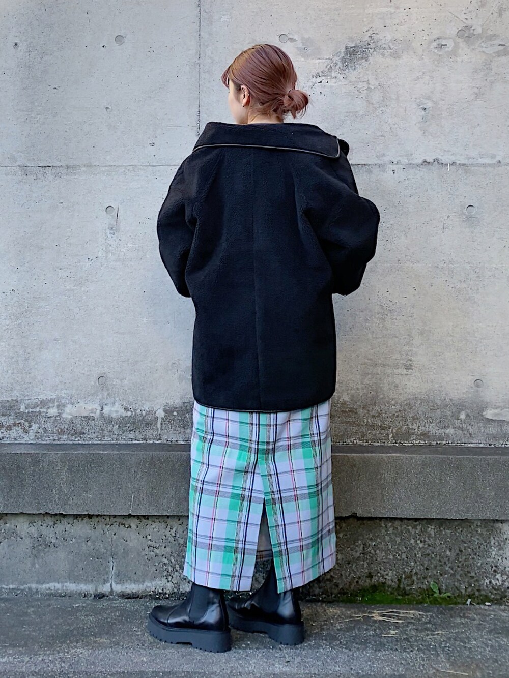 ブラック系のその他アウター、ブルー系のスカートを着用したレディースの秋コーディネートの2枚目の写真