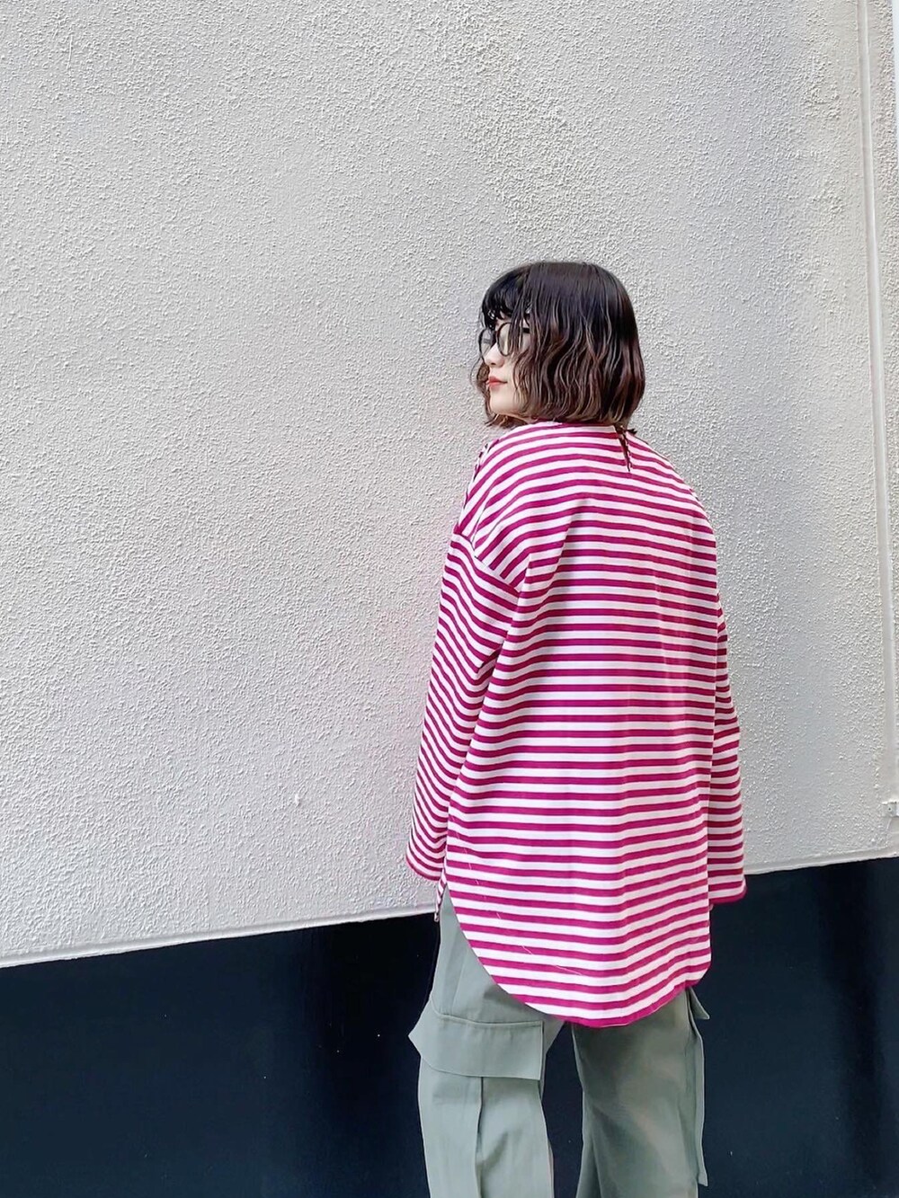 ピンク系のTシャツ/カットソー、グリーン系のその他パンツを着用したレディースの春コーディネートの4枚目の写真