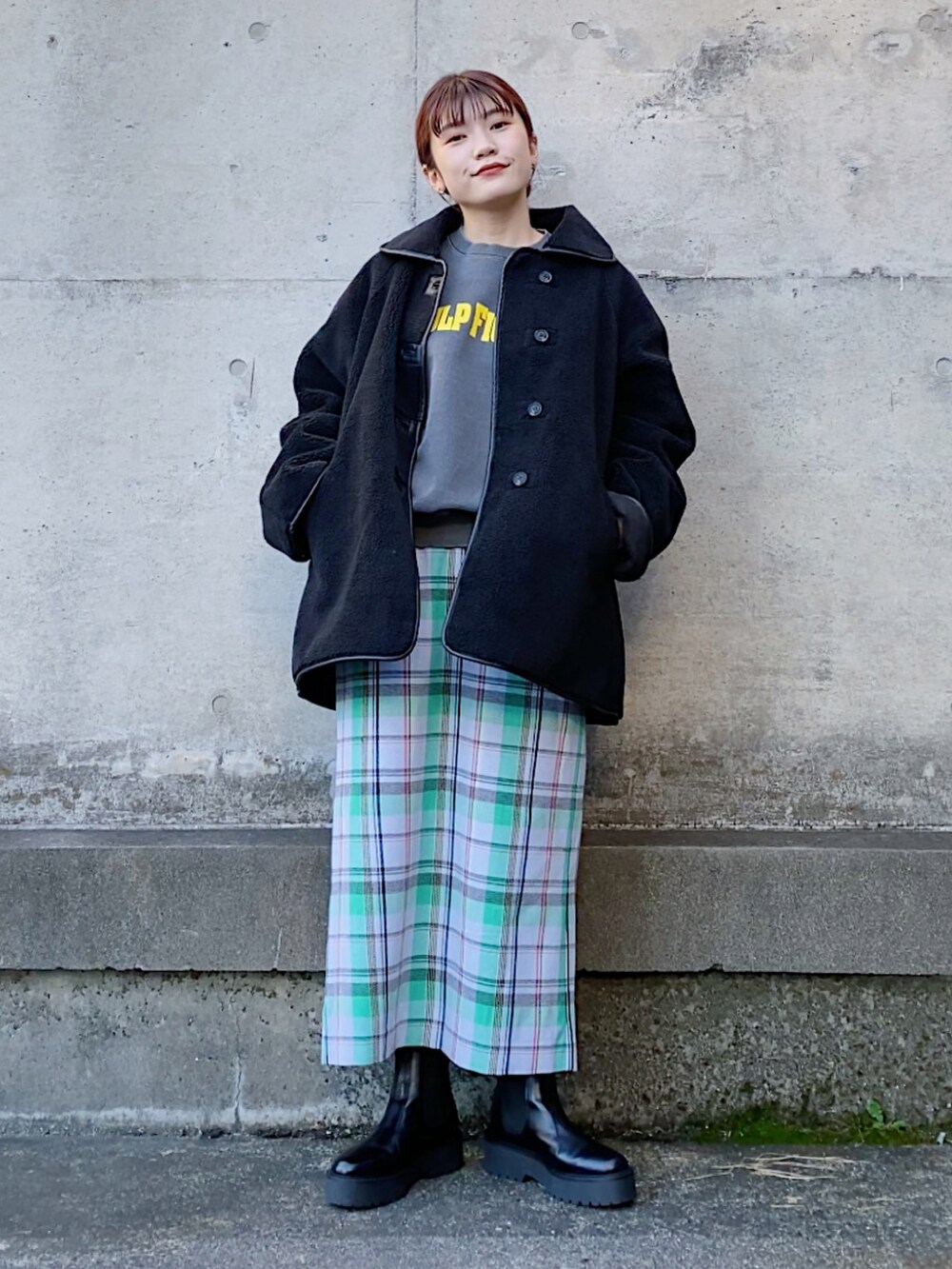 ブラック系のその他アウター、ブルー系のスカートを着用したレディースの秋コーディネートの3枚目の写真