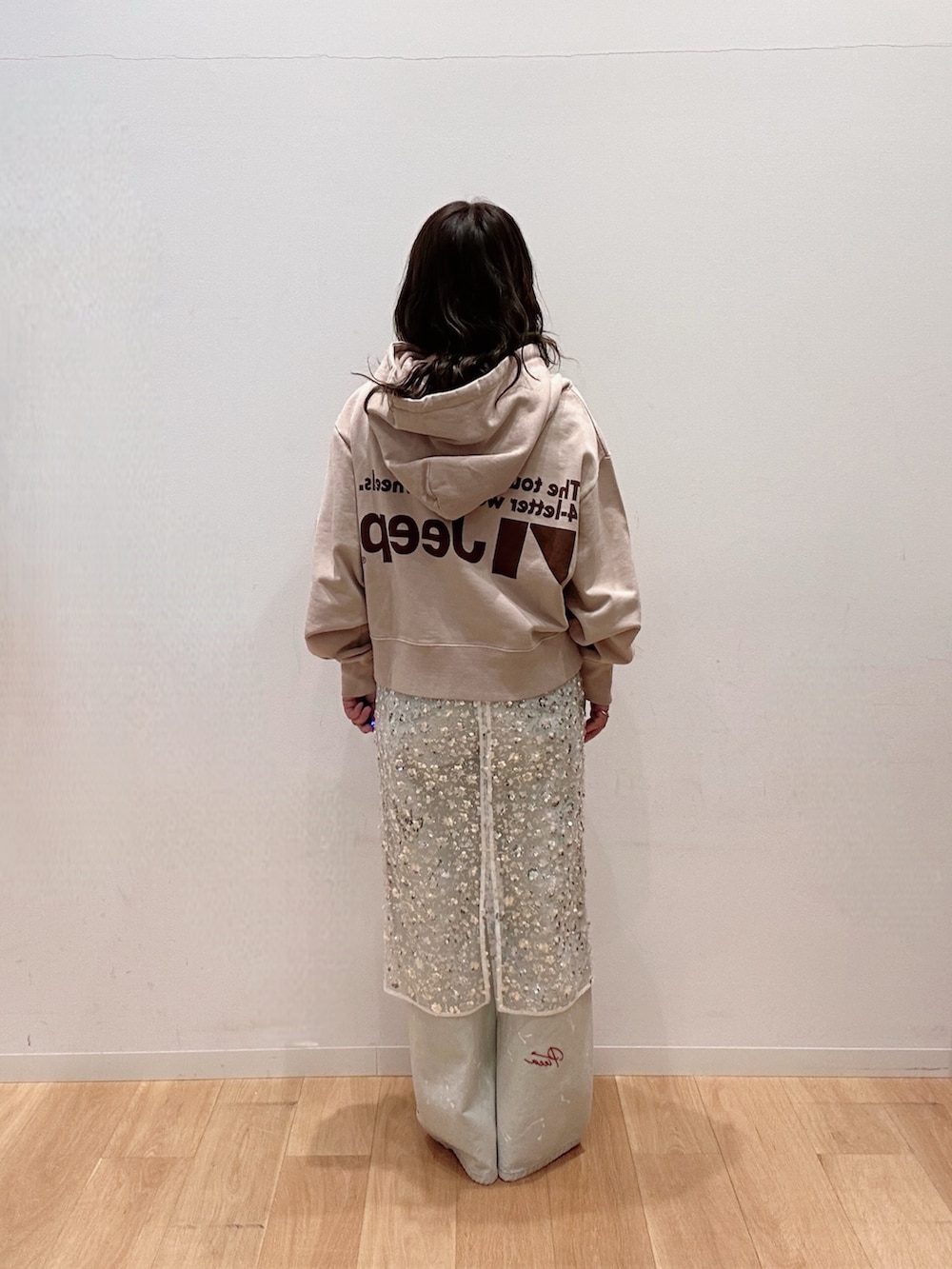 ホワイト系のスカート、グレー系のデニムパンツ、ベージュ系のパーカーを着用したレディースの冬コーディネートの5枚目の写真