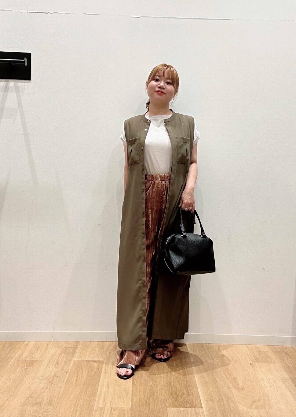 ブラック系のハンドバッグ、グレー系のTシャツ/カットソー、ピンク系のその他パンツを着用したレディースの夏コーディネートの4枚目の写真