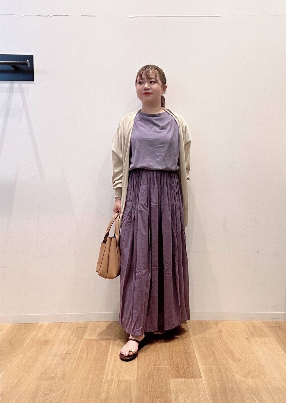 パープル系のワンピース、ベージュ系のトートバッグ、ベージュ系のカーディガン/ボレロを着用したレディースの夏コーディネートの4枚目の写真