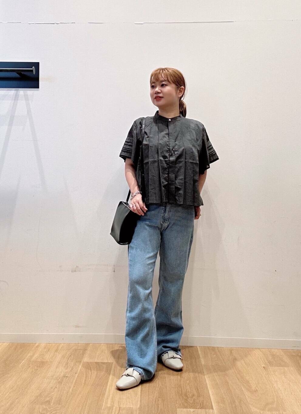 グレー系のドレスシューズ、ブルー系のデニムパンツ、グレー系のシャツ/ブラウスを着用したレディースの夏コーディネートの3枚目の写真