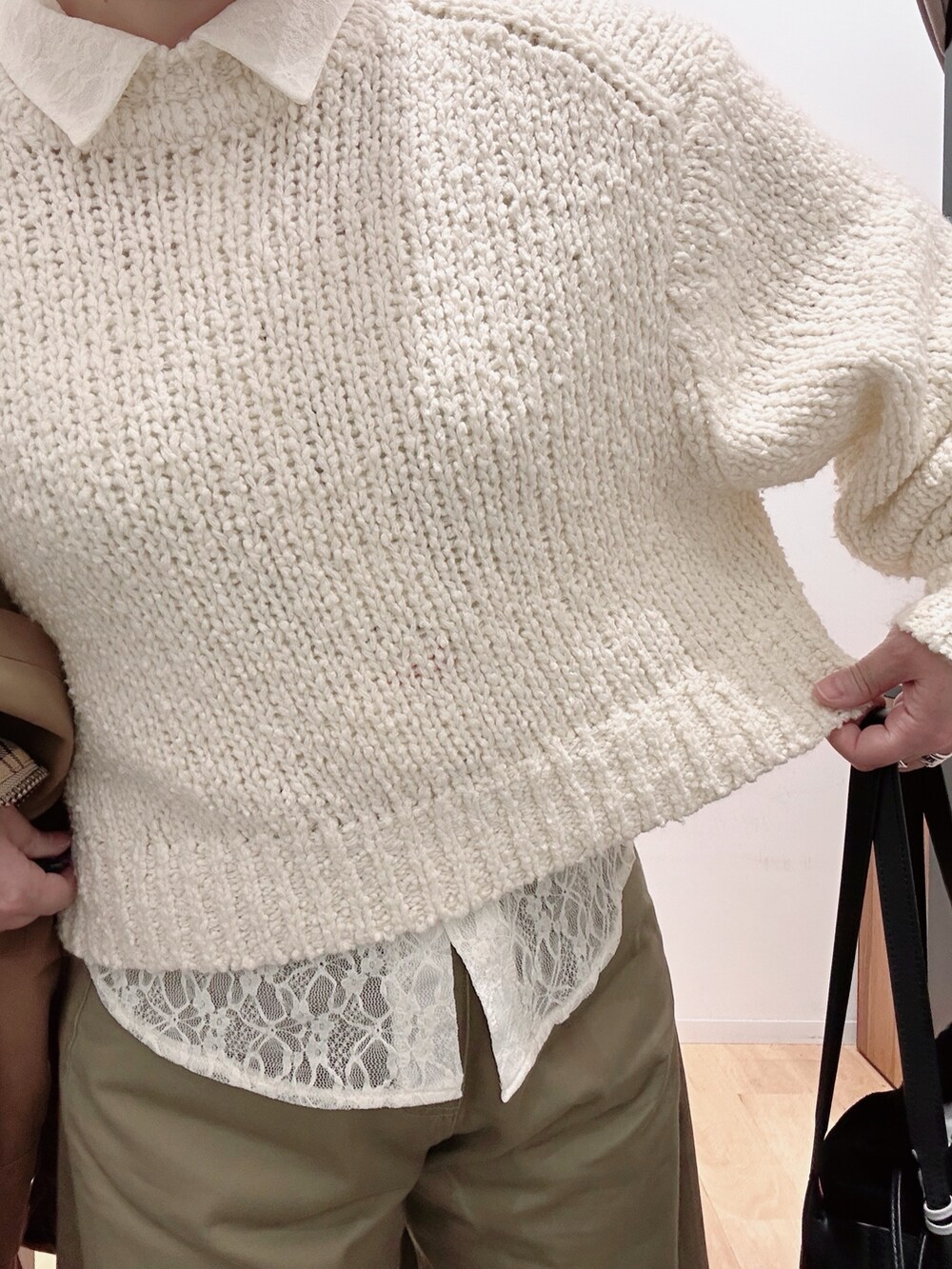 ブラック系のバレエシューズ、ベージュ系のその他パンツ、ホワイト系のニット/セーターを着用したレディースの冬コーディネートの5枚目の写真