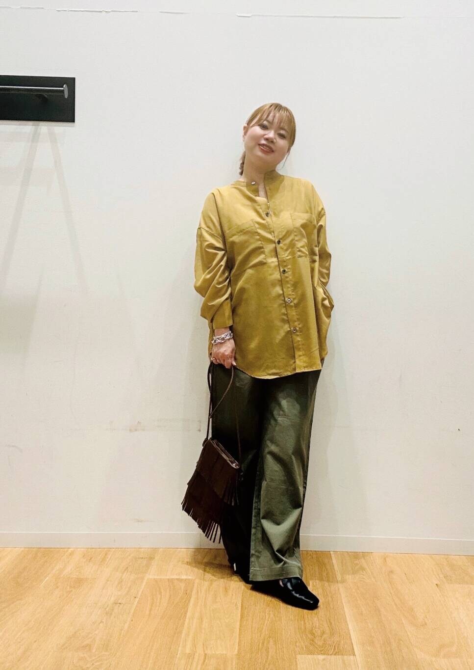 グリーン系のその他パンツ、ブラウン系のショルダーバッグ、ブラック系のドレスシューズを着用したレディースの夏コーディネートの4枚目の写真