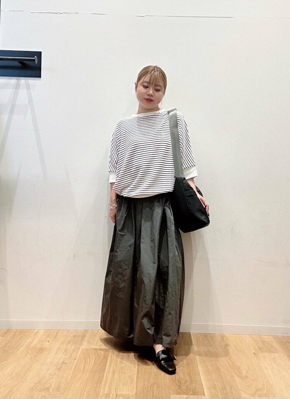 ホワイト系のTシャツ/カットソー、ブラック系のドレスシューズ、ブラック系のショルダーバッグを着用したレディースの夏コーディネートの3枚目の写真