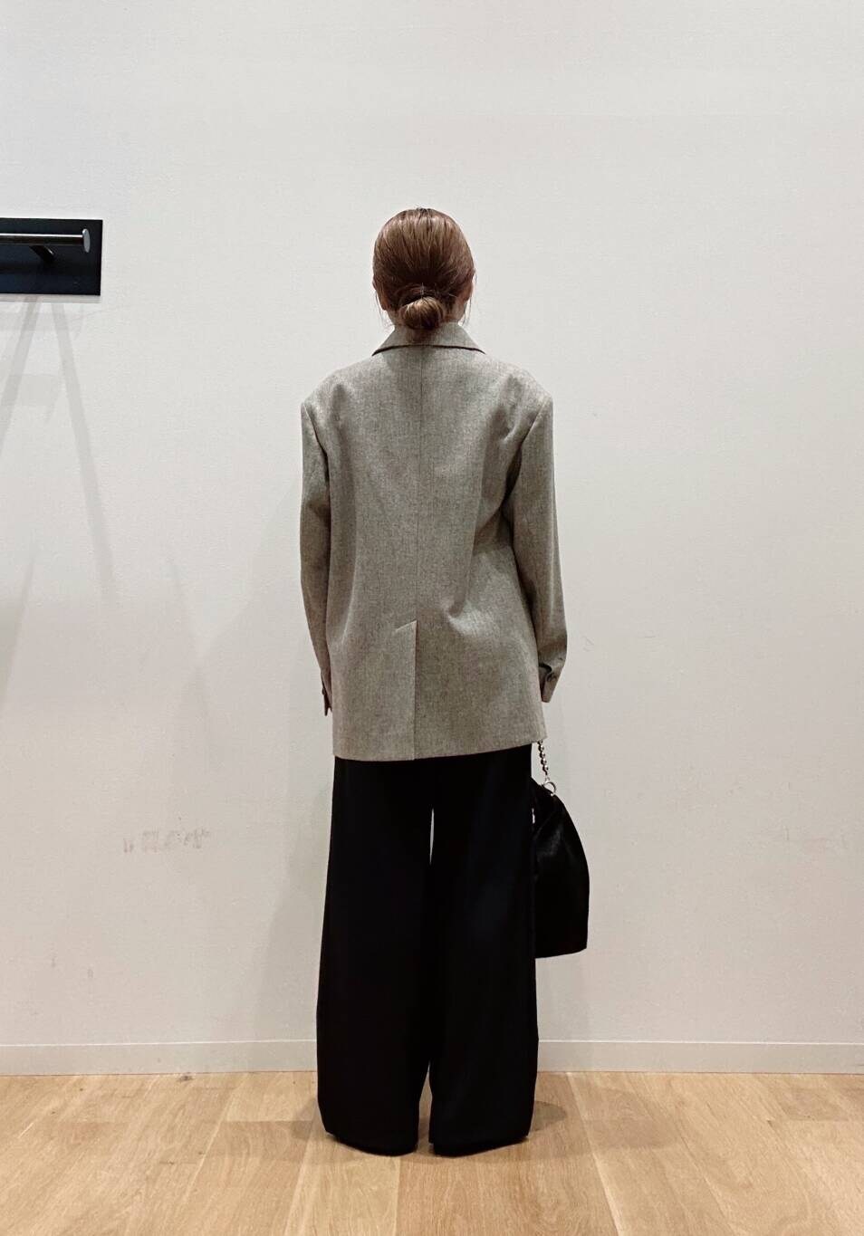 グリーン系のシャツ/ブラウス、ブラック系のバレエシューズ、グレー系のその他パンツを着用したレディースの秋コーディネートの4枚目の写真