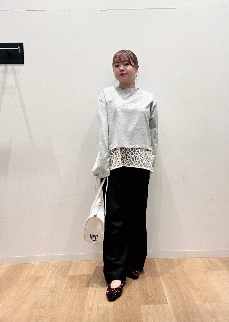 ブラック系のその他パンツ、ブラウン系のその他シューズ、ホワイト系のベストを着用したレディースの夏コーディネートの3枚目の写真