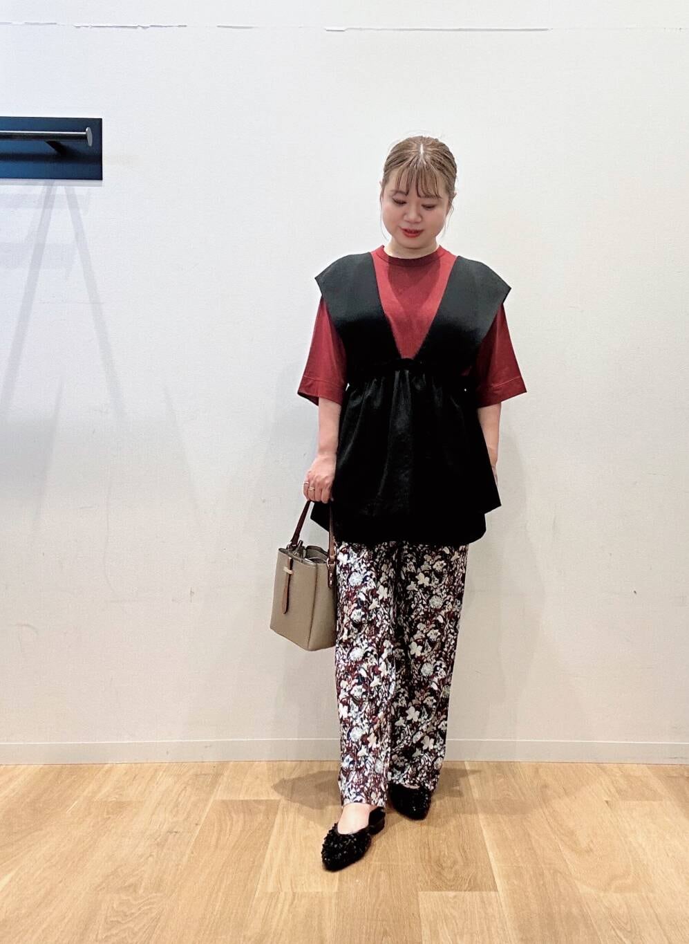 ベージュ系のショルダーバッグ、レッド系のその他パンツ、ブラック系のその他シューズを着用したレディースの夏コーディネートの3枚目の写真